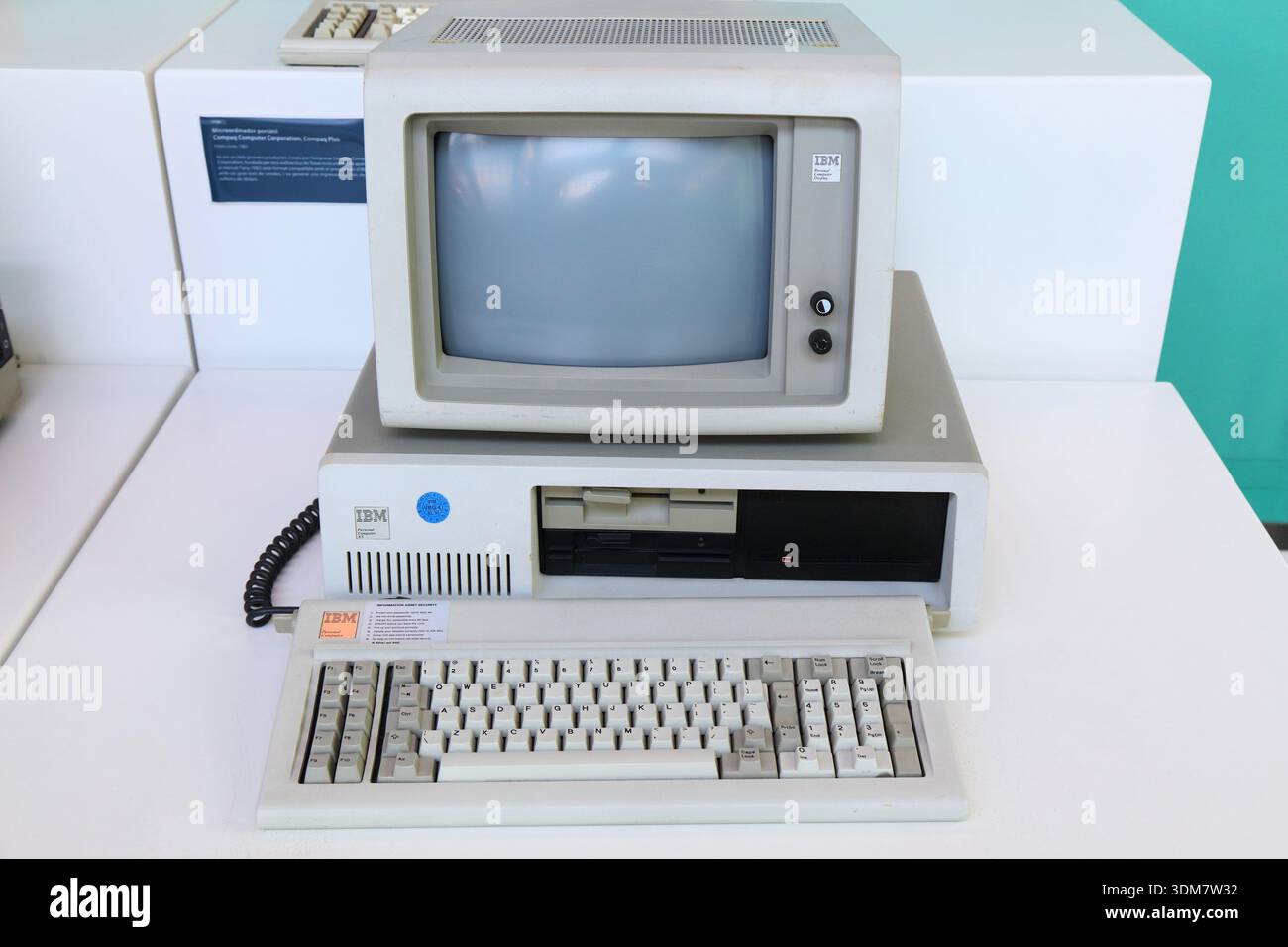 TERRASSA, SPAGNA - 6 OTTOBRE 2021: IBM personal computer obsoleto sistema. Hardware per computer vintage da collezione. Foto Stock