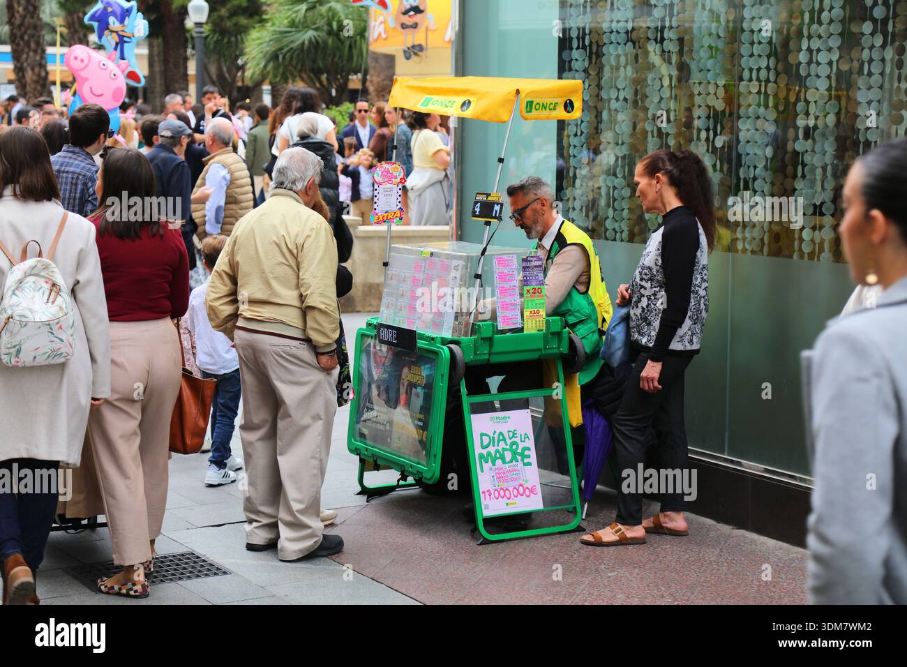 ELCHE, SPAGNA - 13 APRILE 2025: Le persone acquistano i biglietti della lotteria di una volta a Elche, Spagna. UNA VOLTA fondazione è l'Organizzazione Nazionale del BLI spagnolo Foto Stock
