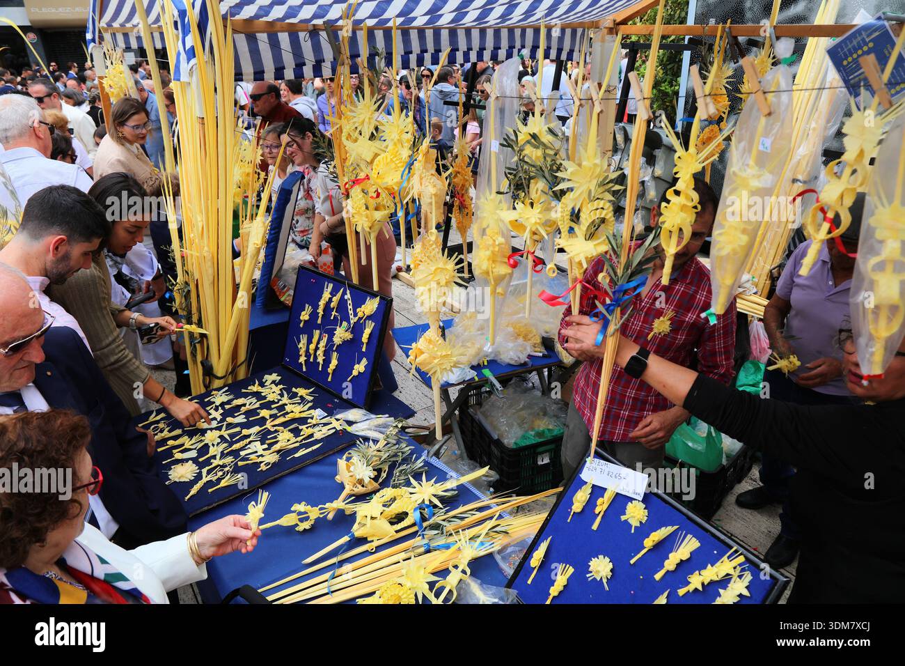 ELCHE, SPAGNA - 13 APRILE 2025: Negozio che vende palma blanca tradizionale decorazione artigianale di foglie di palma sbiancate la domenica delle Palme (Domingo de Ramos) in ELC Foto Stock