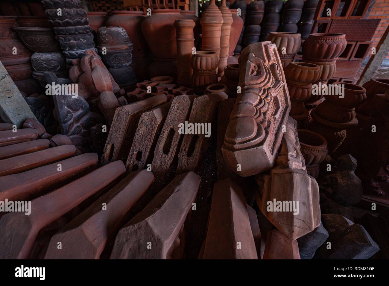 Fabbricazione tradizionale di mattoni in forni di 300 anni a Mang Thit, Vietnam Foto Stock