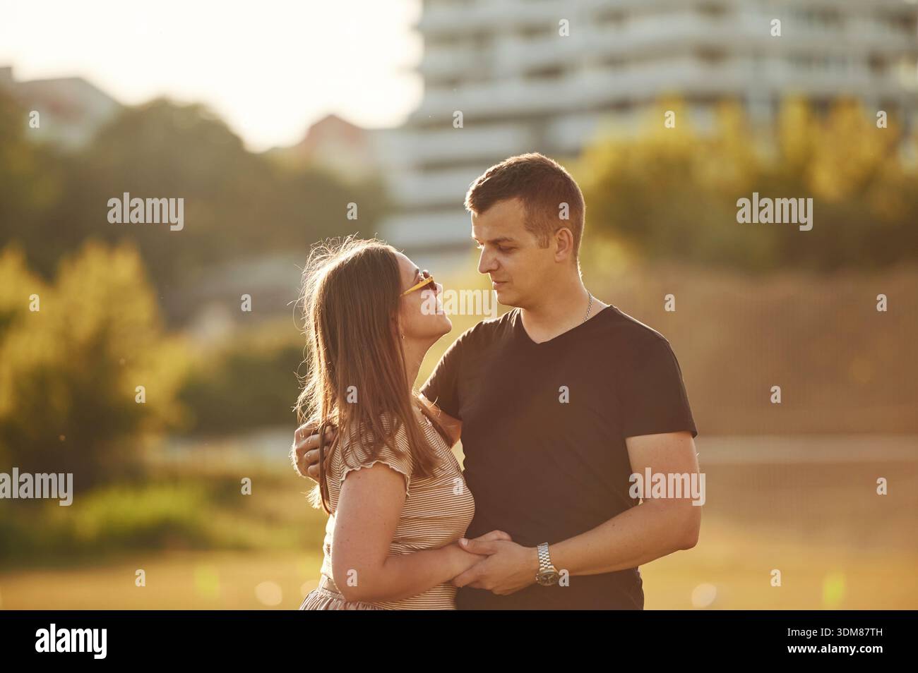 Guardandosi con amore. La coppia fa una passeggiata sul campo estivo. Foto Stock
