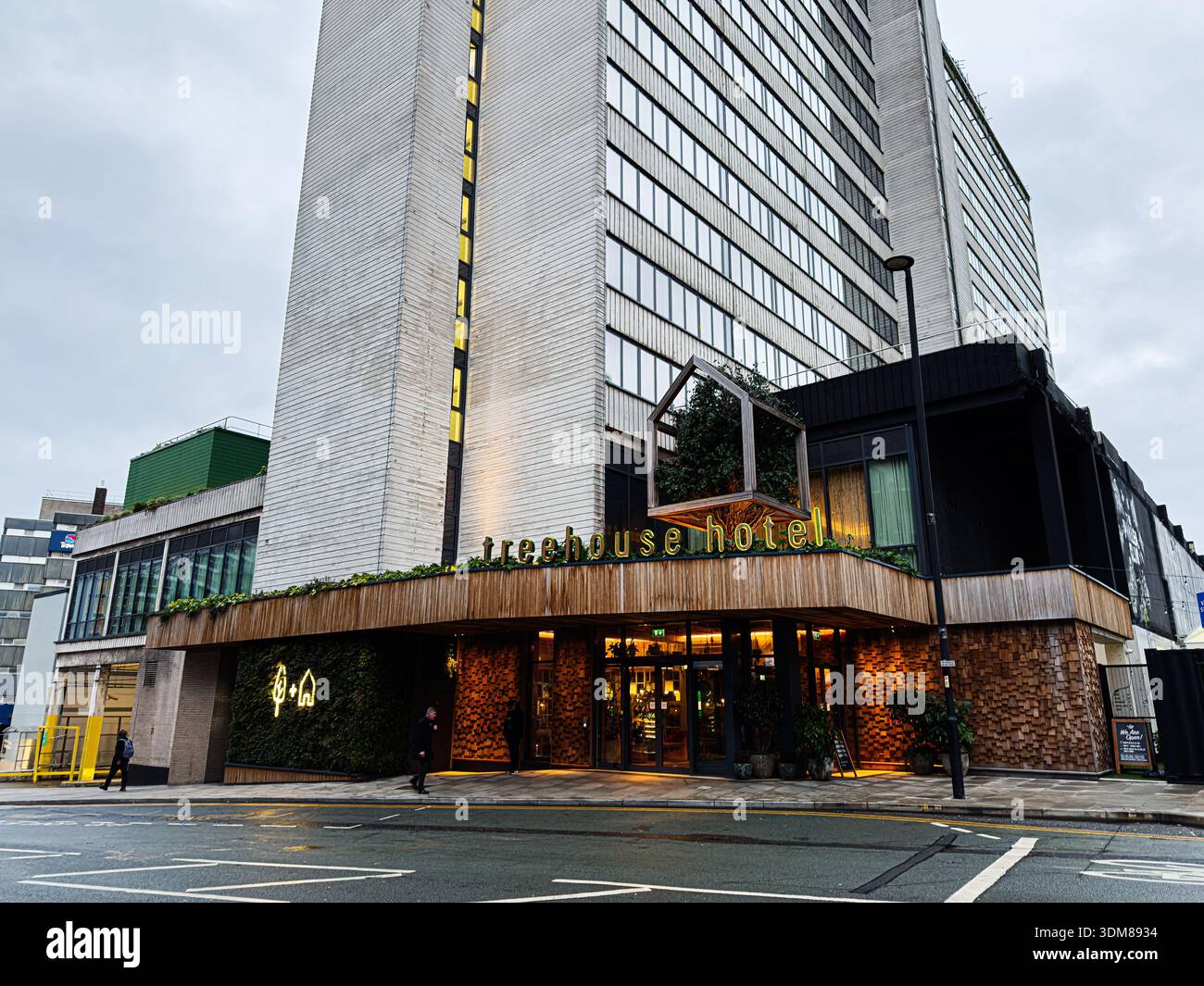 Manchester, Regno Unito - 21 gennaio 2026: Ingresso al Treehouse Hotel a Manchester Regno Unito con segnaletica al neon, facciata in vetro e scena urbana. Foto Stock