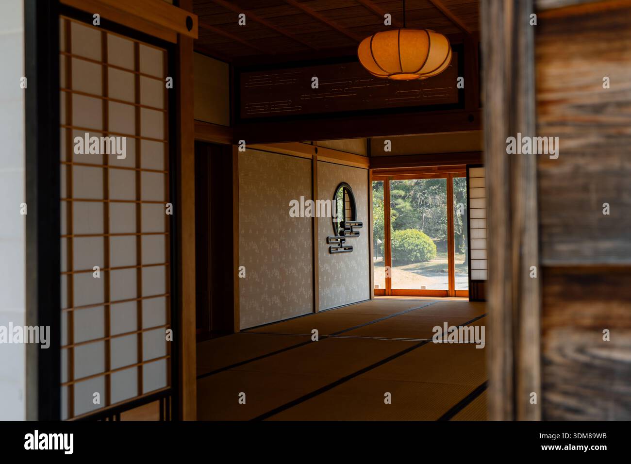 Interno di una tradizionale vecchia casa giapponese in legno di luce naturale Foto Stock