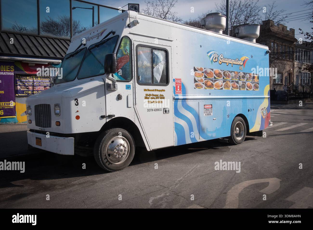 Il EL GUAYAQUILLENO cibo ecuadoriana carrello parcheggiato su Warren Street nella Elmhurst, Queens vicino alla metropolitana sopraelevata. Foto Stock