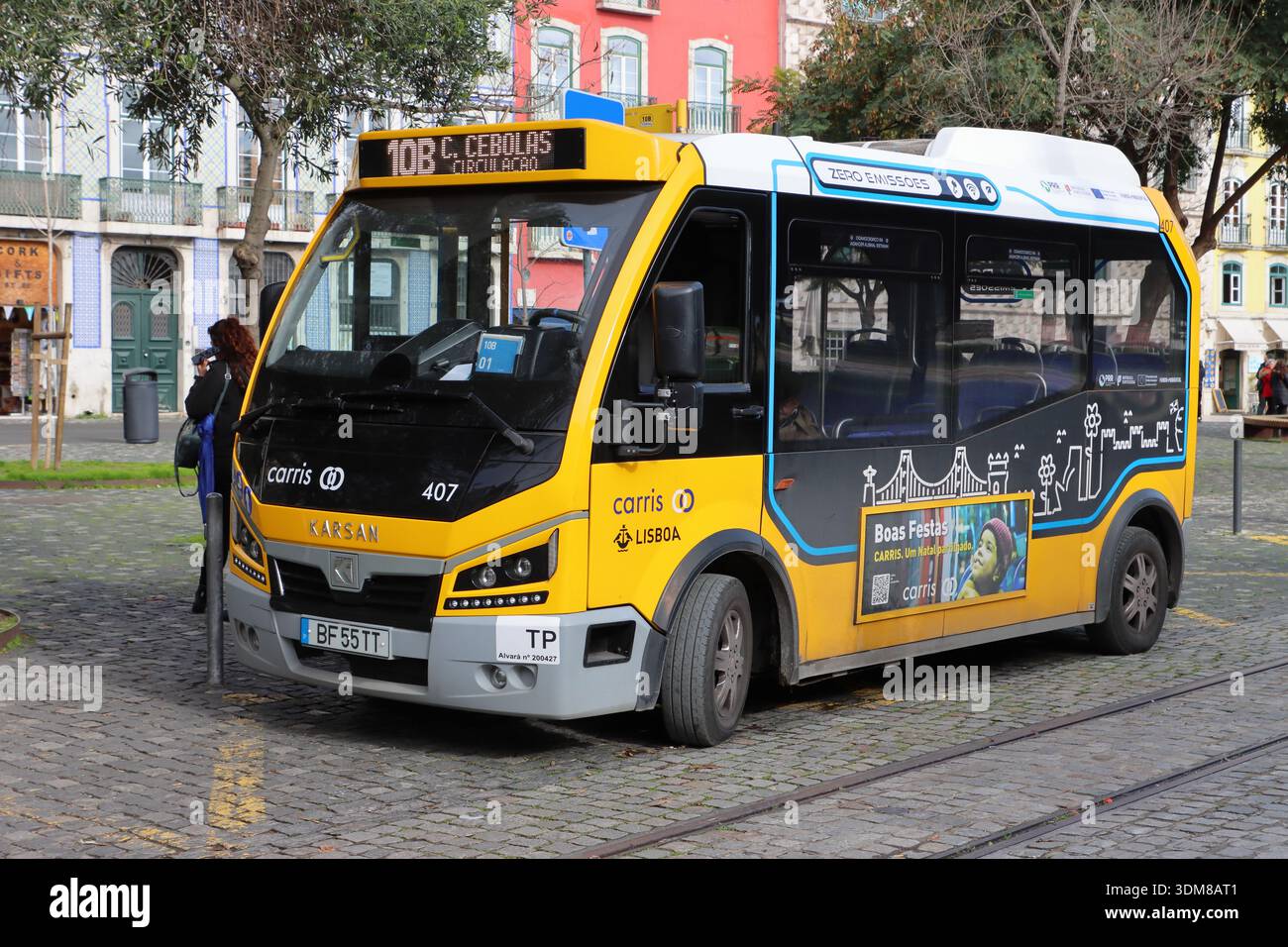 Piccolo autobus elettrico per le stradine della città vecchia di Lisbona, Portogallo Foto Stock