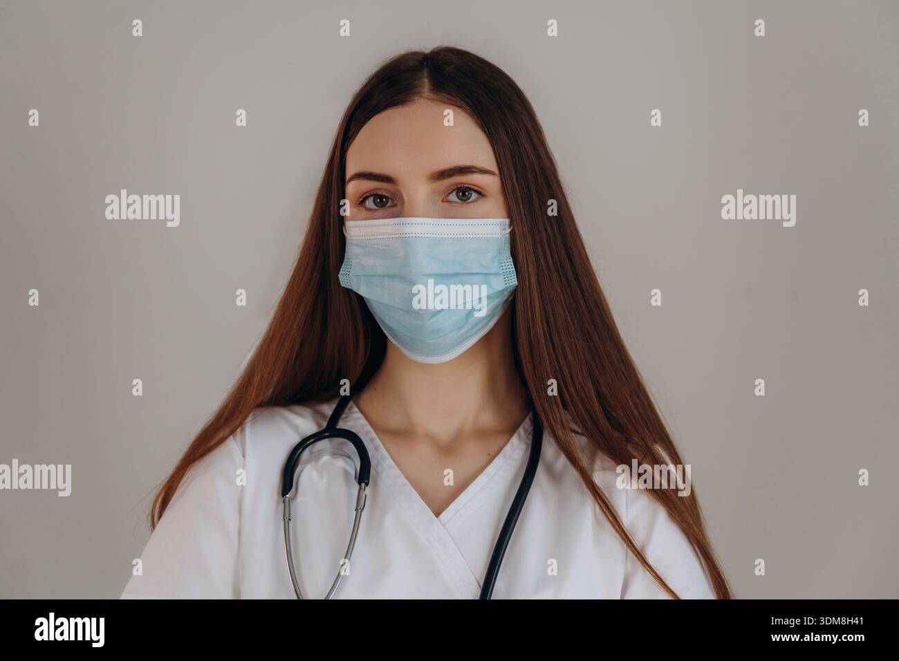 Con maschera facciale. La dottoressa donna è nello studio. Foto Stock