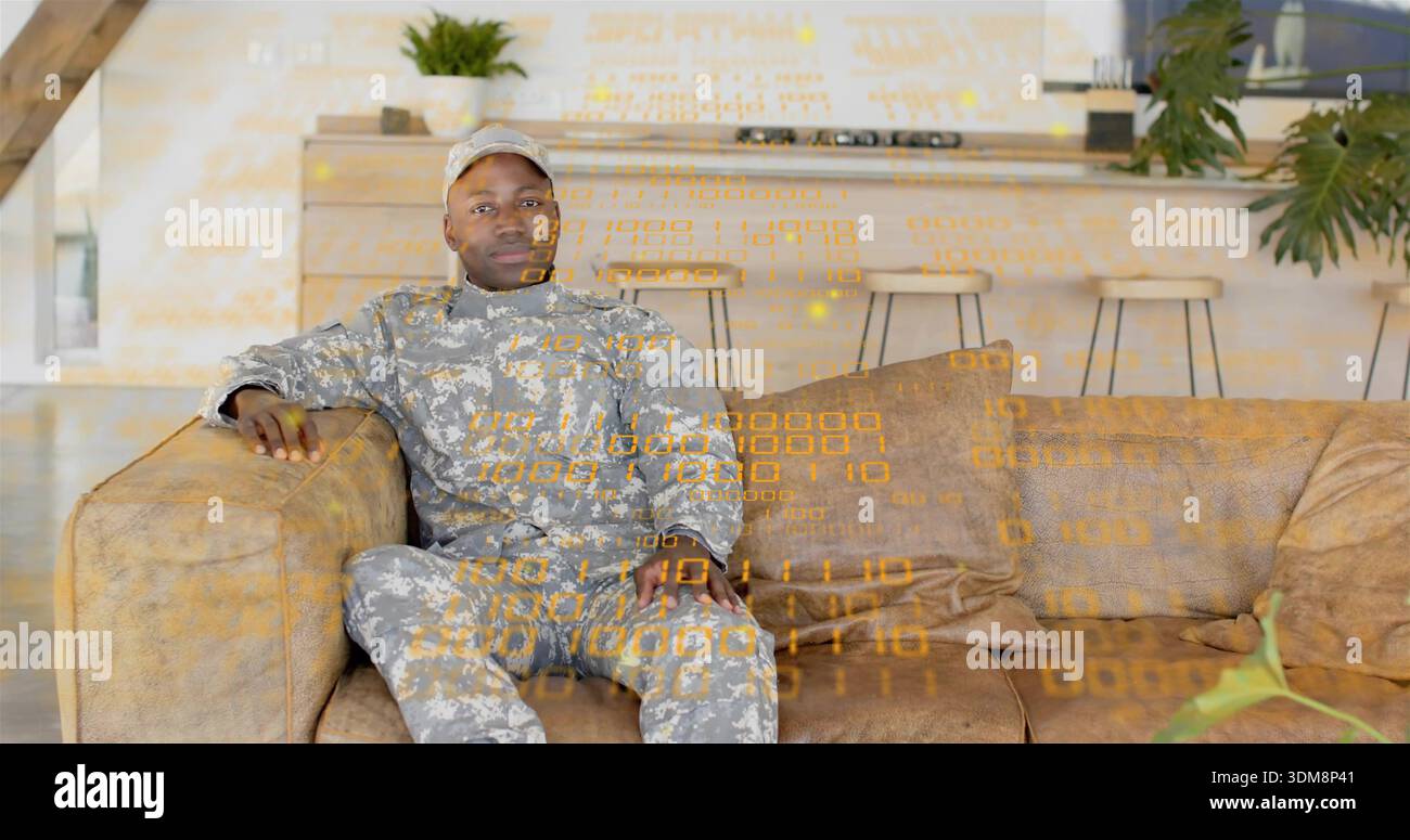 Uomo seduto che indossa un'uniforme mimetica e un berretto appoggiato sul divano abbronzante a casa, con sovrapposizione binaria Foto Stock