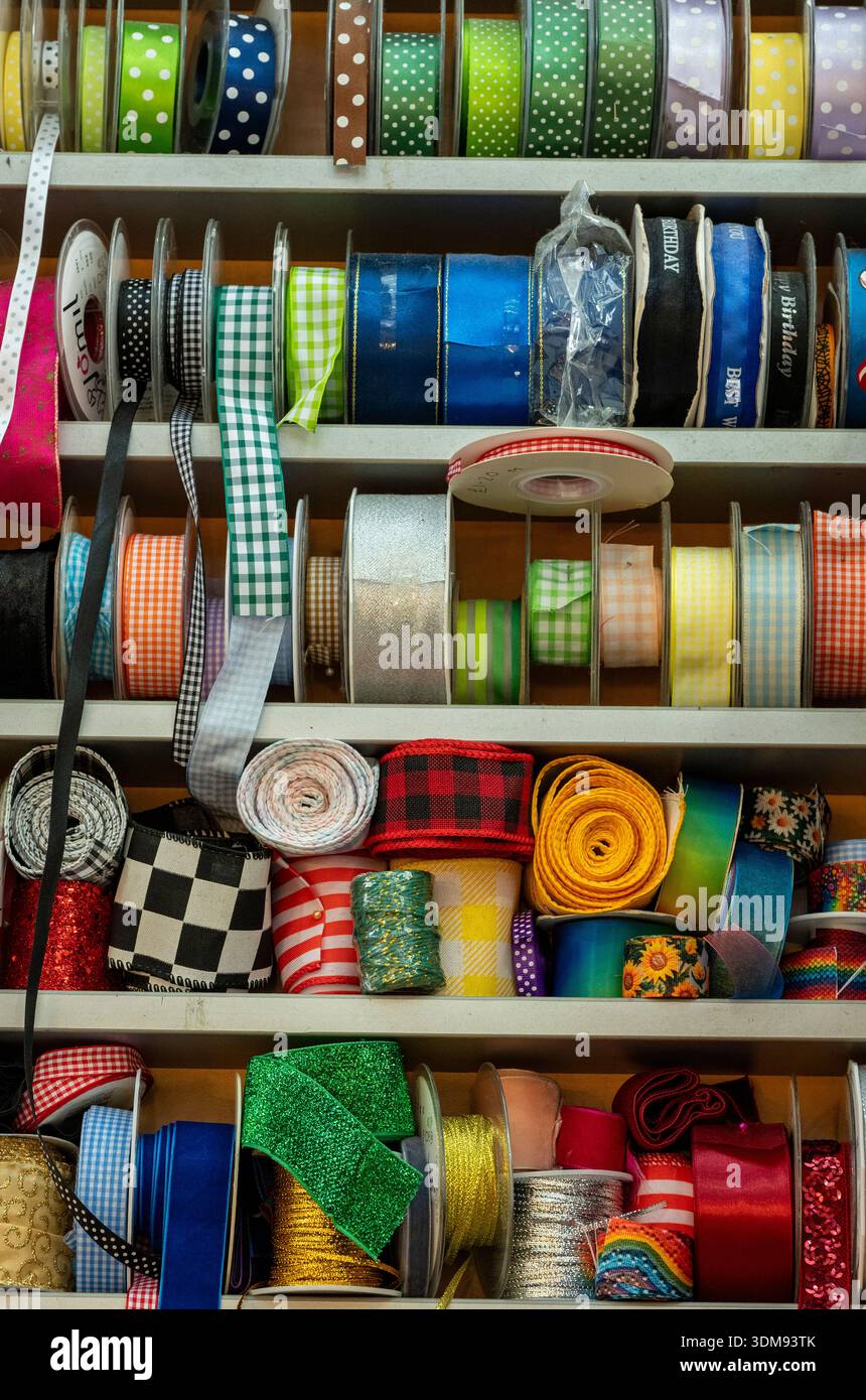Colorata esposizione di nastri nastri e accessori per cuciture in una banchina del mercato nel centro di Cardiff, Galles, Regno Unito Foto Stock