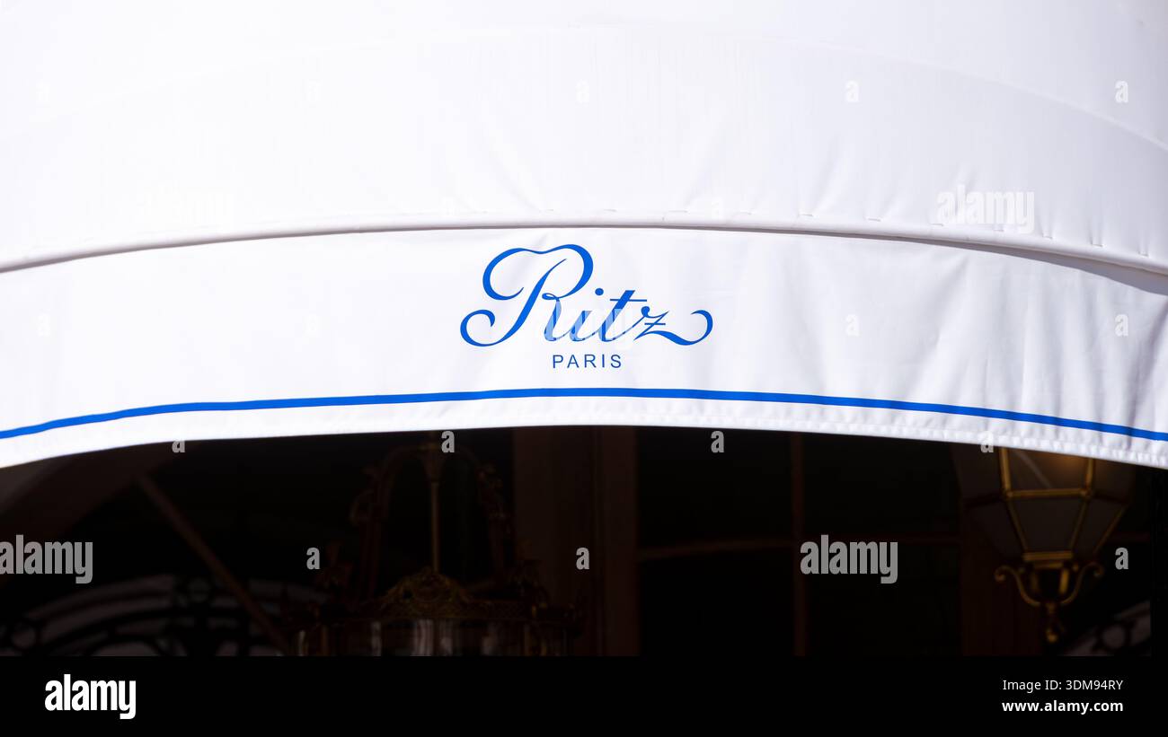Insegna e logo su una tenda dell'hotel Ritz Paris. Il Ritz Paris e' un hotel a cinque stelle classificato tra gli hotel piu' lussuosi del mondo Foto Stock