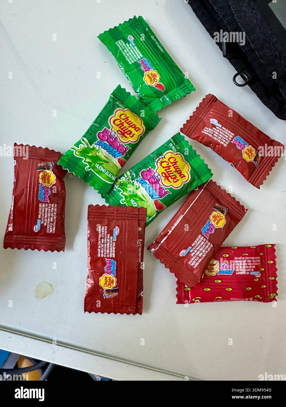 spuntini di cibo spazzatura nella camera da letto degli adolescenti Foto Stock
