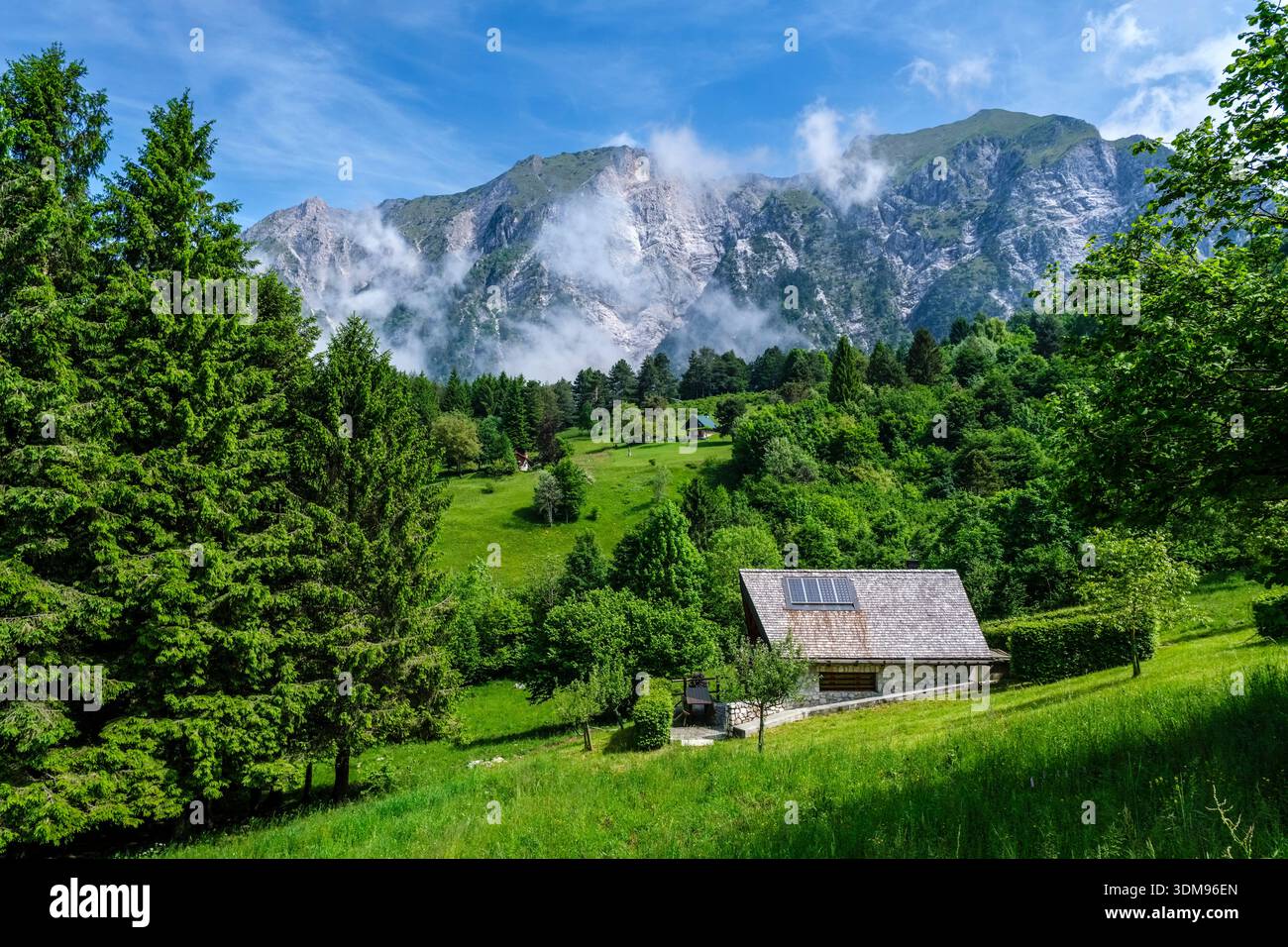 Rifugio su un crinale erboso con Monte Deneal in lontananza. Foto Stock