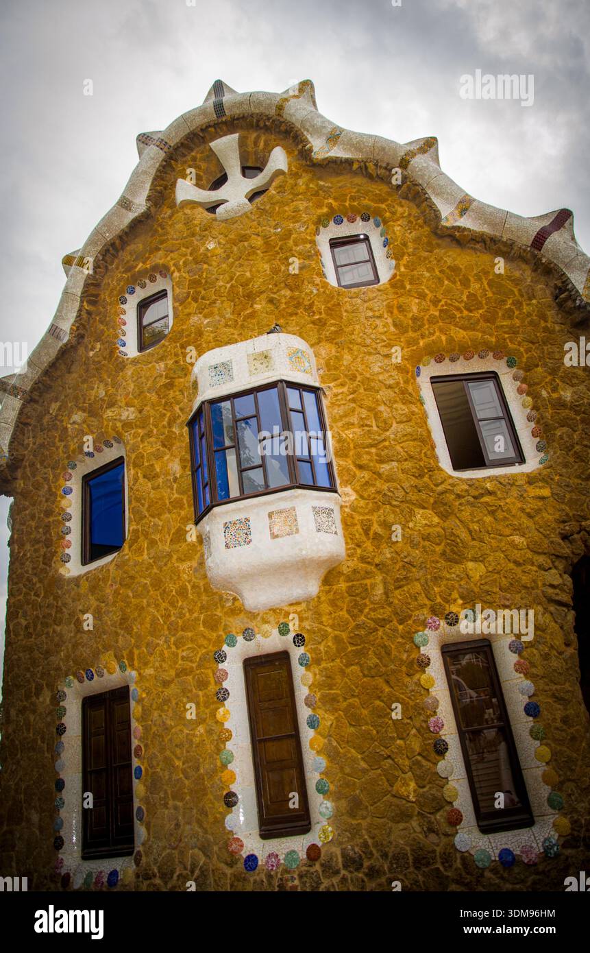 La facciata in mosaico di Gaudí a Park Guell, Barcellona Foto Stock