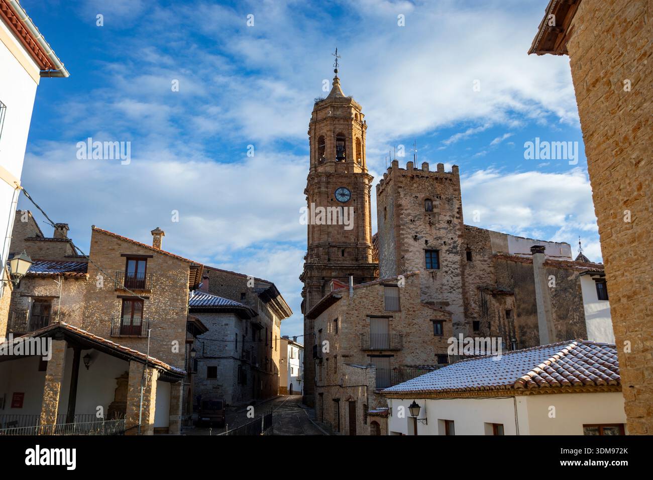 Chiesa e Torre di Los Nublos di la Iglesuela del Cid, nella provincia di Teruel, Comunità autonoma di Aragona, Spagna Foto Stock
