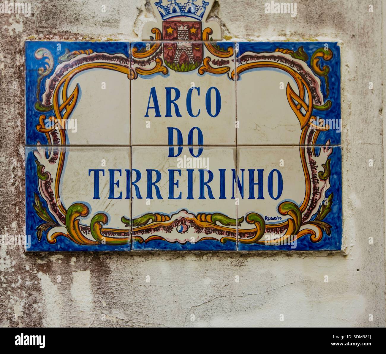 La lastra di piastrelle splendidamente lavorata mostra il nome Arco do Terreirinho, riflettendo il fascino del ricco patrimonio di Sintra. Foto Stock
