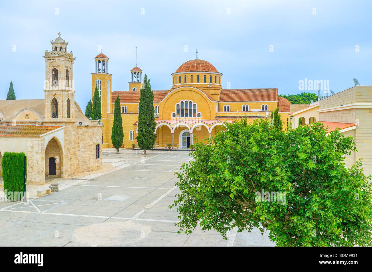 Piazza della città di Paralimni con la storica chiesa di Agios Georgios e la moderna basilica di Santa Varvara sullo sfondo, Protaras, Cipro. Foto Stock