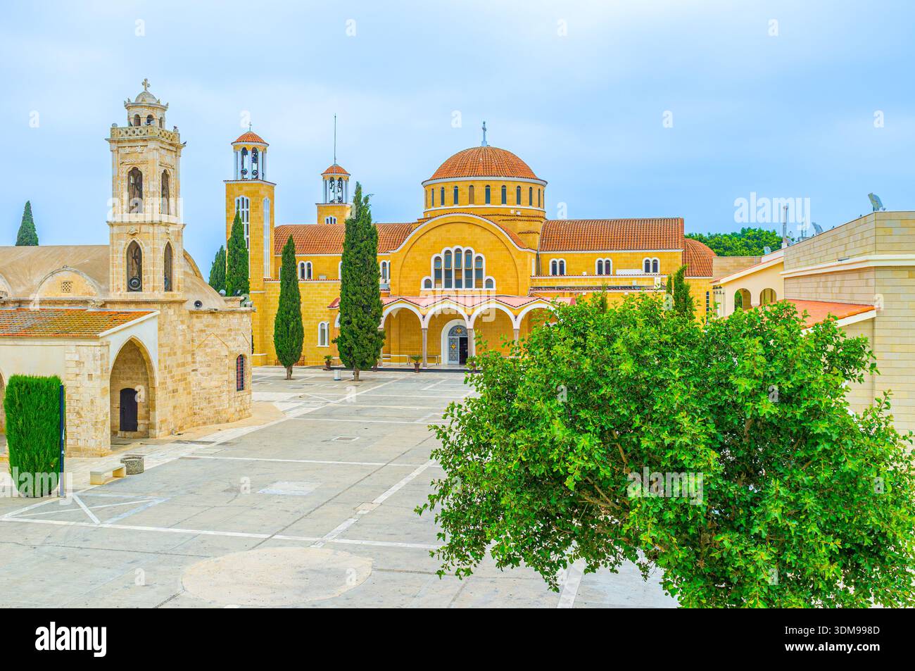 Piazza della città di Paralimni con la storica chiesa di Agios Georgios e la moderna basilica di Santa Varvara sullo sfondo, Protaras, Cipro. Foto Stock