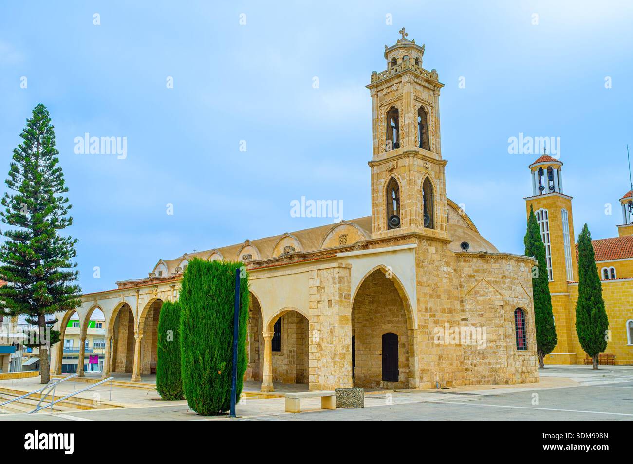 Facciata in pietra medievale della vecchia chiesa di Agios Georgios con ingresso terrazzato e campanile, Protaras, Cipro. Foto Stock