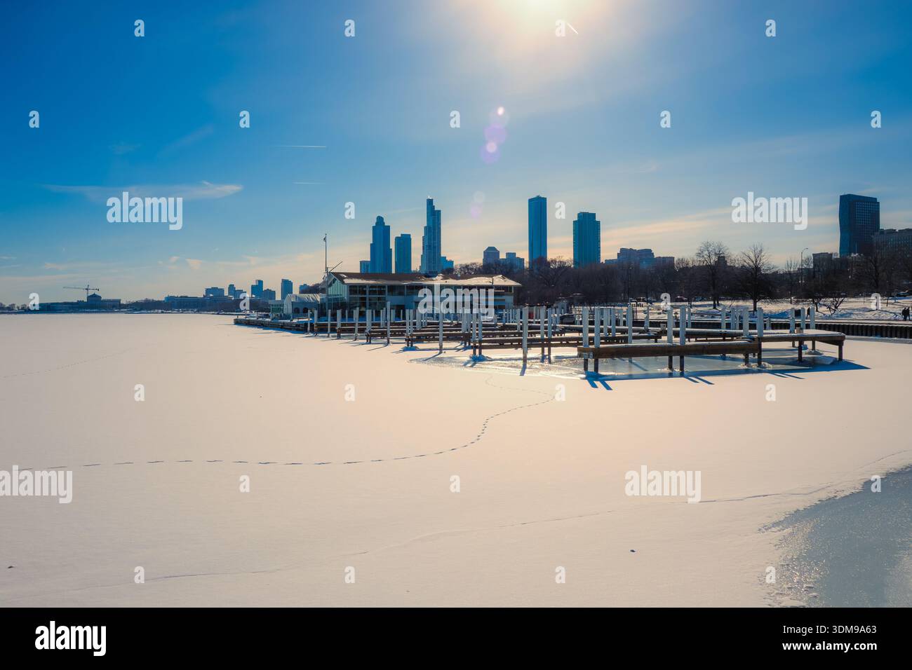 Vista del Chicago Yacht Club sul lago Frozen Michigan, con l'iconico skyline di Chicago sullo sfondo, in una fredda giornata invernale a Chicago, Illinois, USA Foto Stock