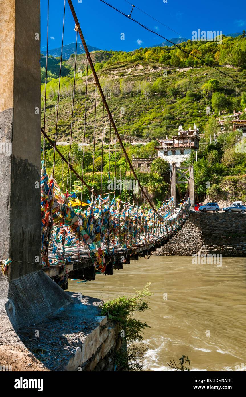 Ponte sospeso sul fiume Dadu, l'accesso al villaggio di Suopo, la Contea di Danba, la provincia di Sichuan, la Cina. Foto Stock