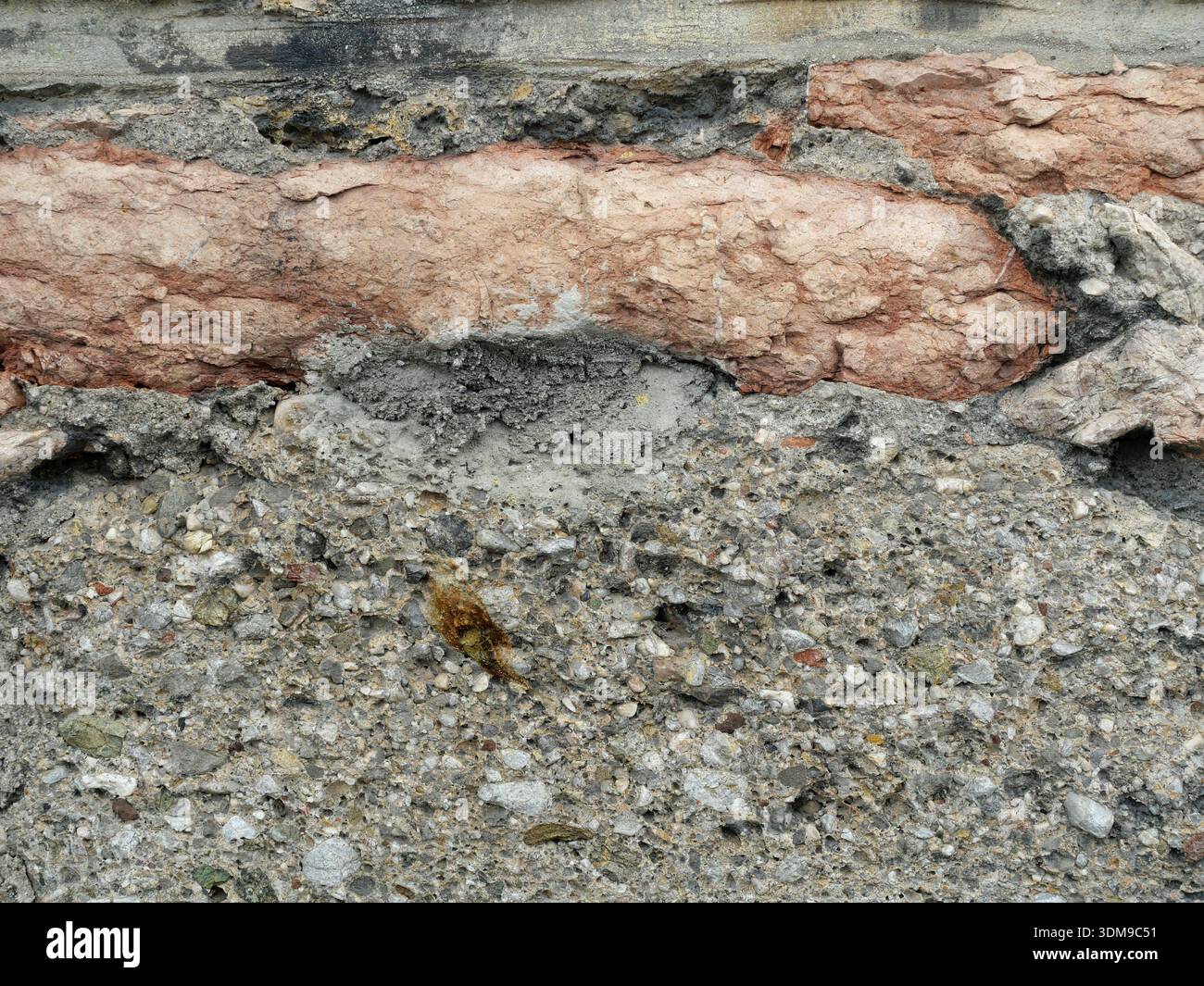 Dettaglio delle pareti intemprate con mattoni rossi, Malta ruvida e strati visibili. Foto Stock