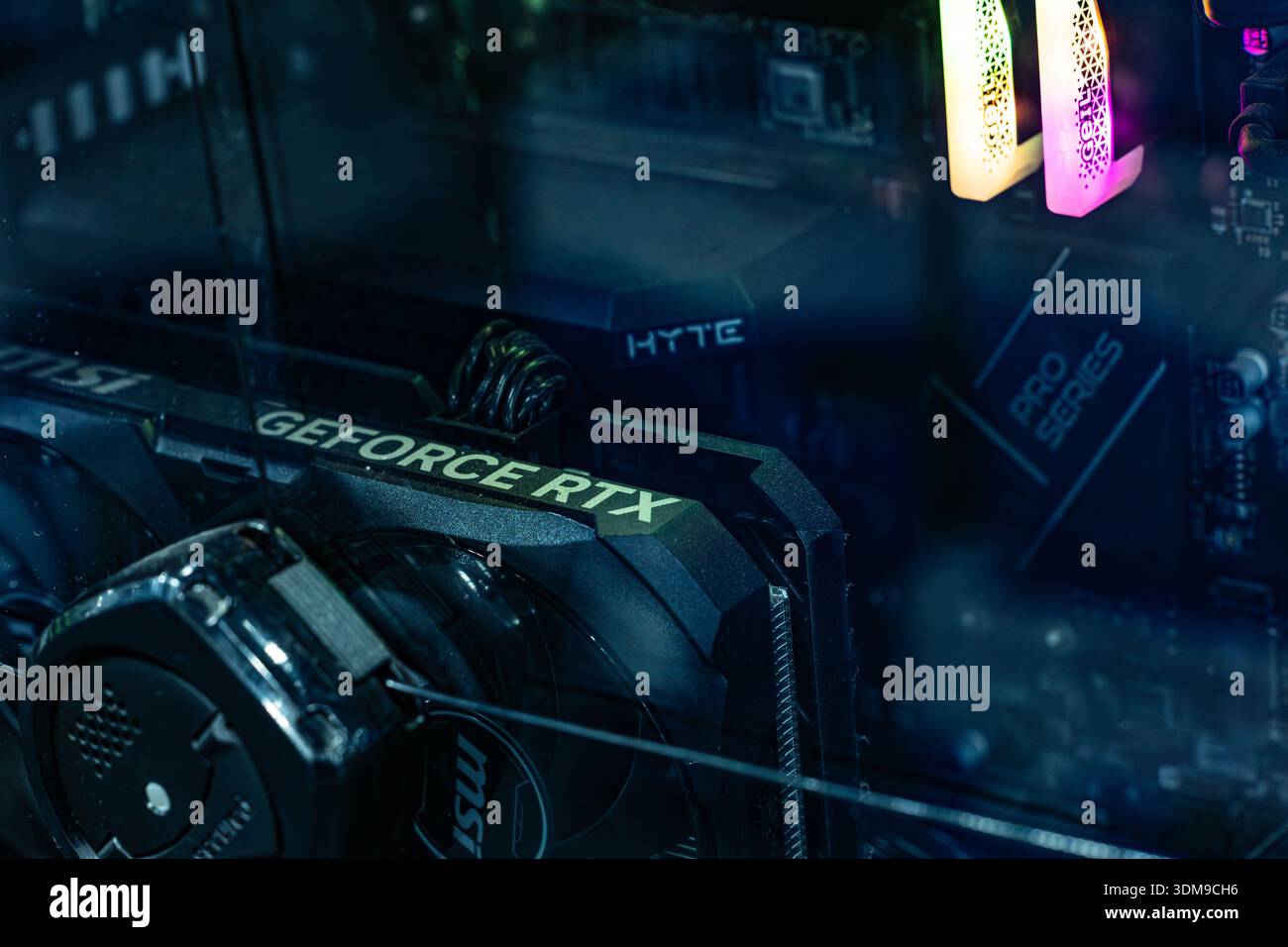 Primo piano della scheda grafica GeForce RTX all'interno del PC desktop con illuminazione RGB e moderni dettagli hardware del computer Foto Stock