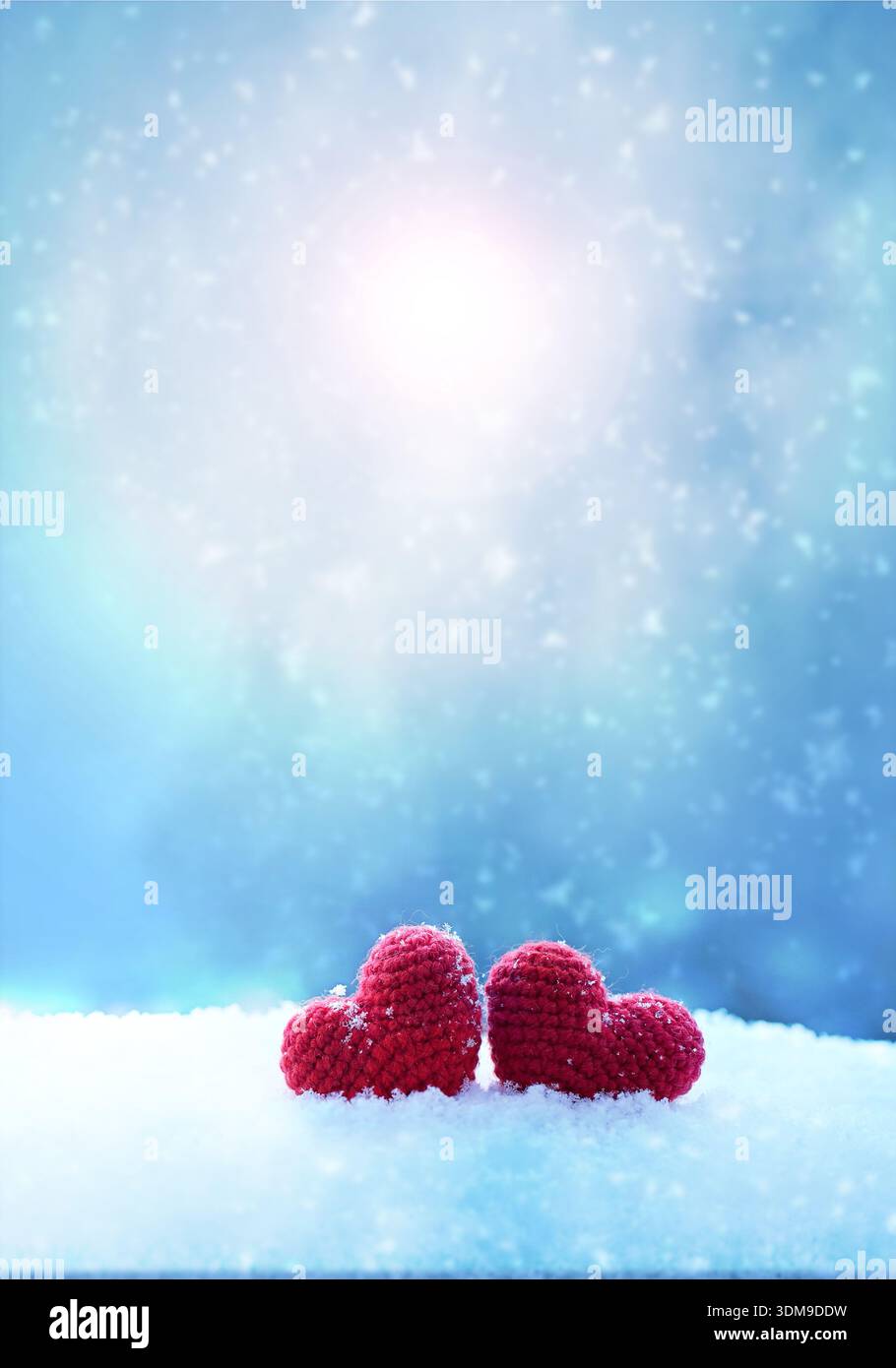 Felice giornata di valentine con due cuori rossi su neve bianca. Foto Stock