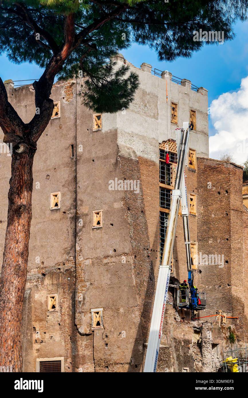 Veduta della Torre dei conti con impalcature su sezioni danneggiate, Roma, Italia Foto Stock