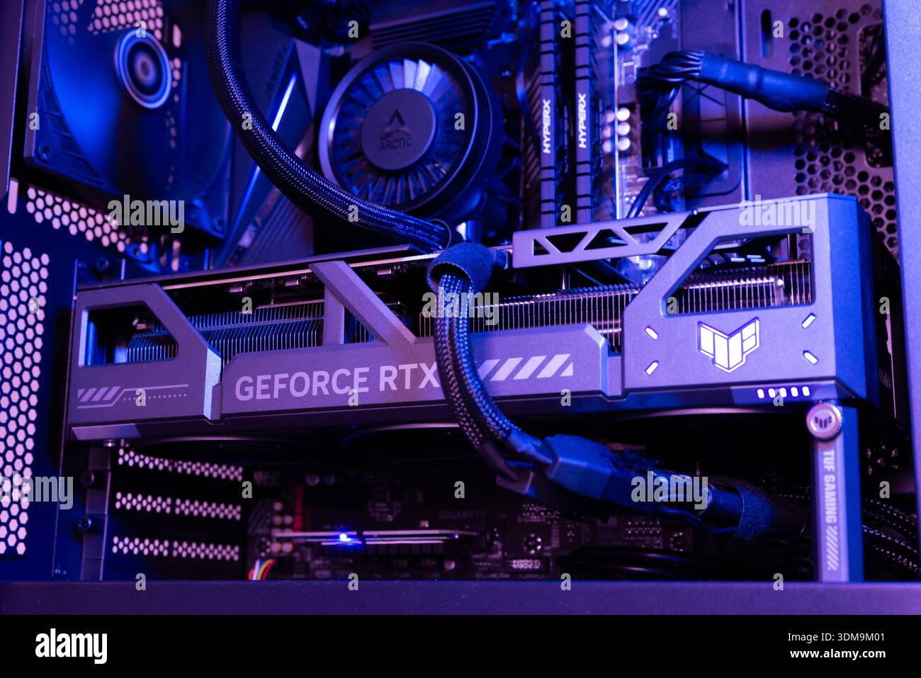 Sarajevo, Bosnia ed Erzegovina – 31 gennaio 2026: Scheda grafica GeForce RTX installata all'interno di un PC desktop con raffreddamento a liquido e visibile all'interno Foto Stock