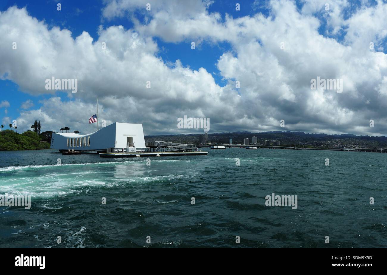 Panorama dello USS Arizona Memorial con la bandiera che sventola a mezz'asta a Pearl Harbor Hawaii. Foto Stock