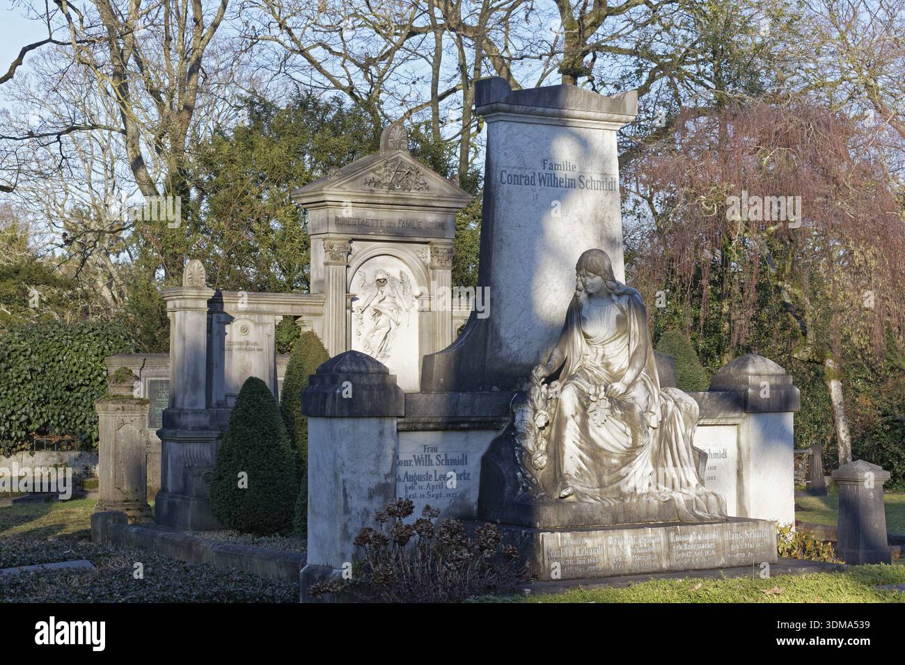 Siti di sepoltura storici sulla collina di milioni di persone, Nordfriedhof Duesseldorf, Renania settentrionale-Vestfalia, Germania Foto Stock