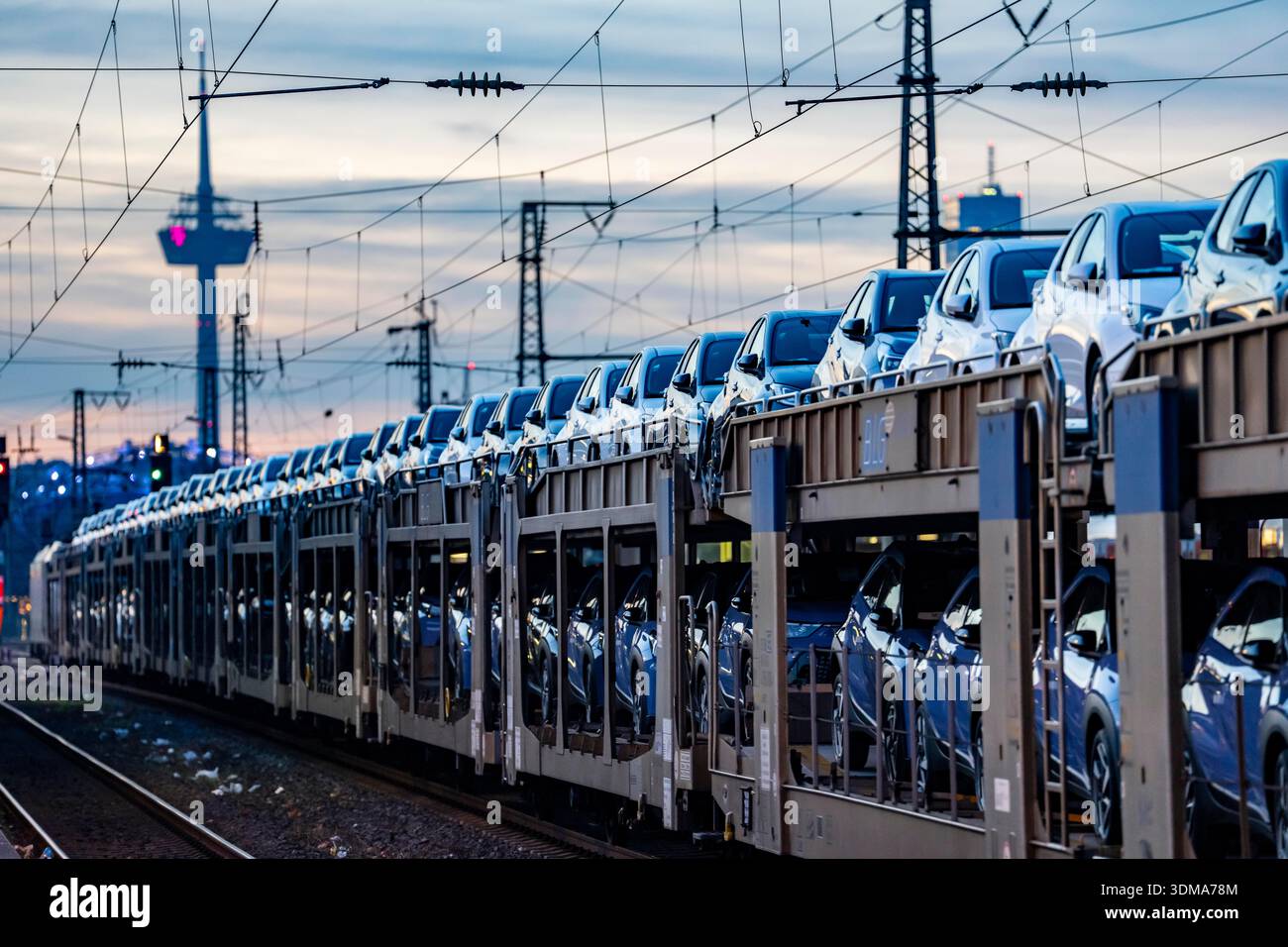 Treno auto, trasporto di auto compatte Toyota su un treno merci gestito da BLG Logistics, un fornitore di servizi logistici per automobili, Colonia, Nord Foto Stock