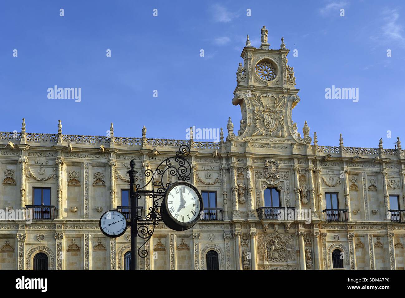 Termometro e orologio di fronte al Convento de San Marcos (Convento di San Marcos), oggi un hotel di lusso Parador de Leon, arco rinascimentale spagnolo Foto Stock