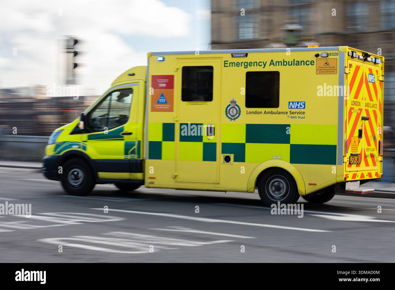 Ambulanza londinese con luci blu lampeggianti, Londra Foto Stock