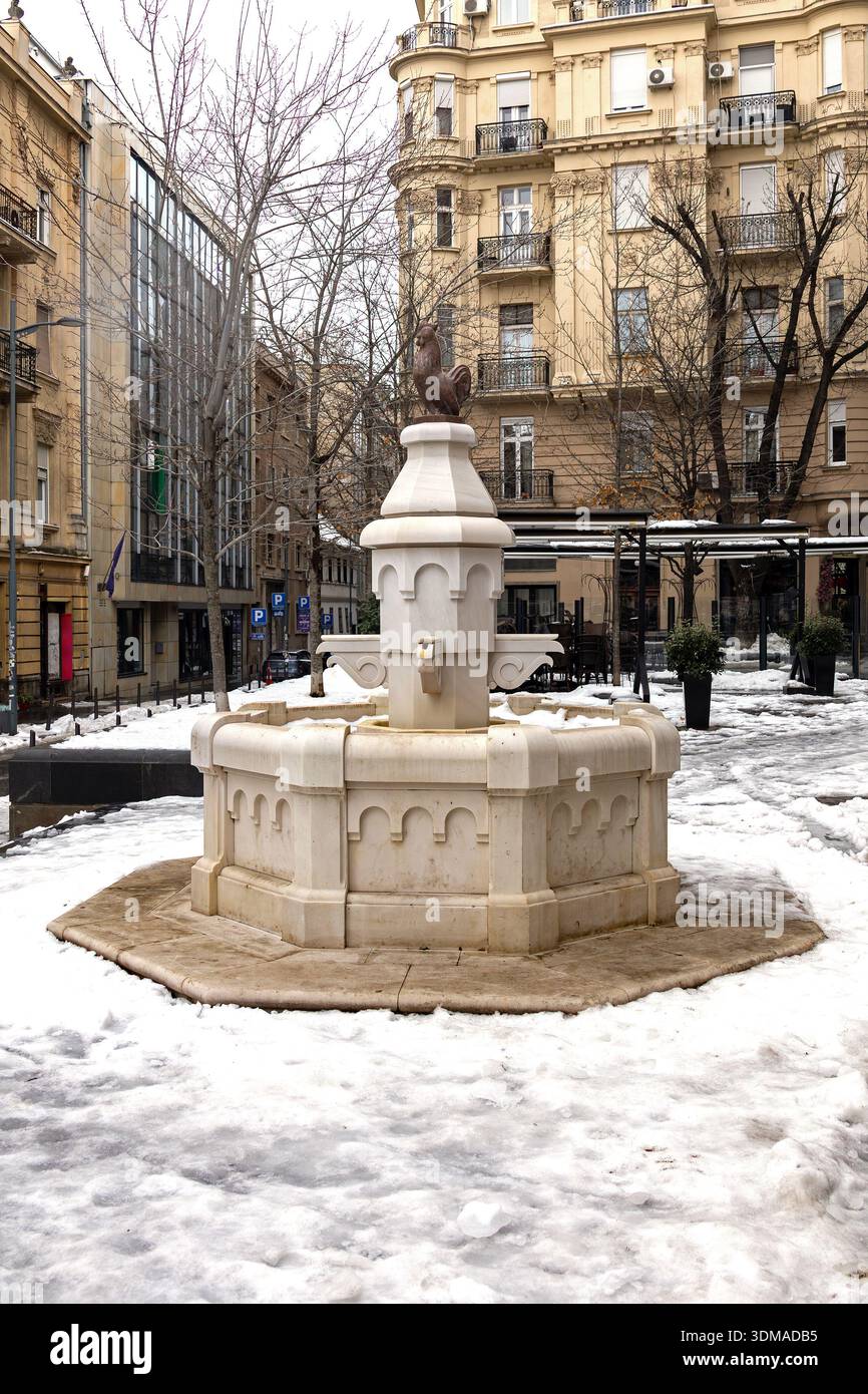 Il Gallo Rosso una storica fontana di marmo bianco sormontata da una statua di bronzo del gallo situata nella piazza della città vecchia di Belgrado Foto Stock