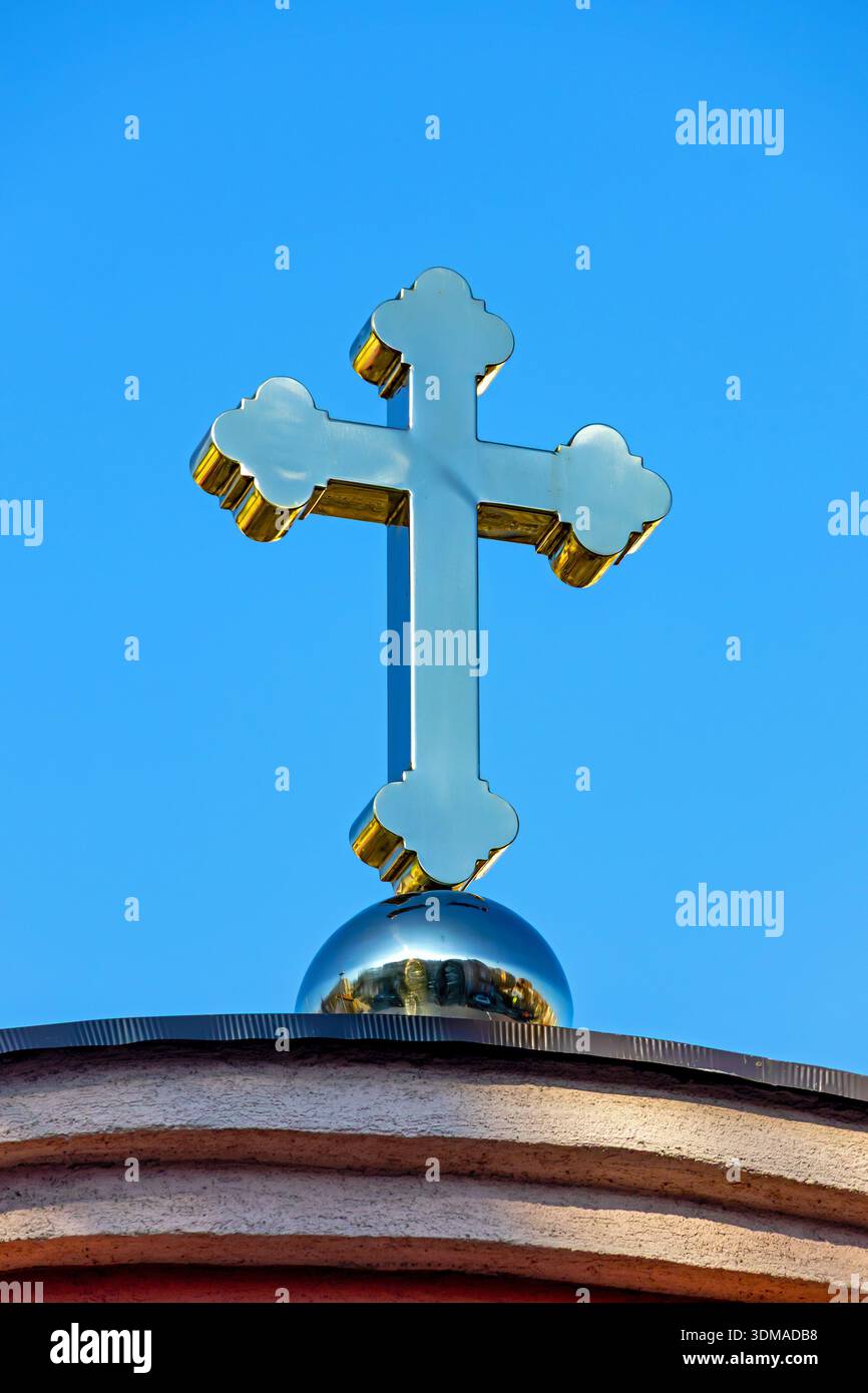 Grande croce ortodossa d'argento in cima alla cupola della chiesa Foto Stock