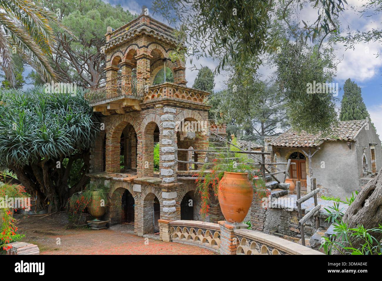 Una delle follie di Villa Comunale o Giardino pubblico chiamato 'Parco Florence Trevelyan', un grande parco comunale, Taormina, Sicilia, Italia, Europa Foto Stock