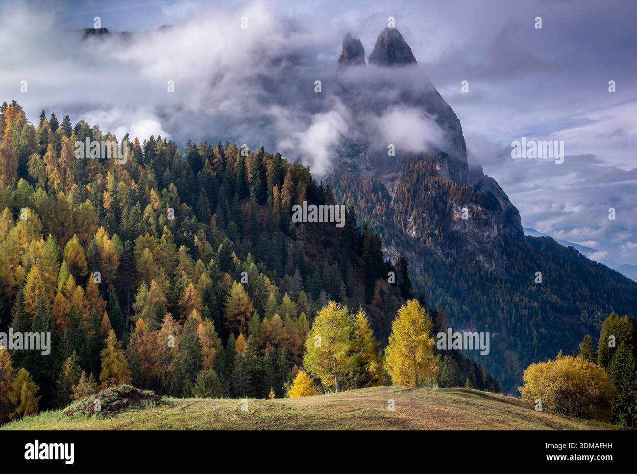 L'iconica vetta di Punta Satner (2.413 m) in autunno, il massiccio dello Sciliar, le Dolomiti, l'alto Adige, l'Italia Foto Stock