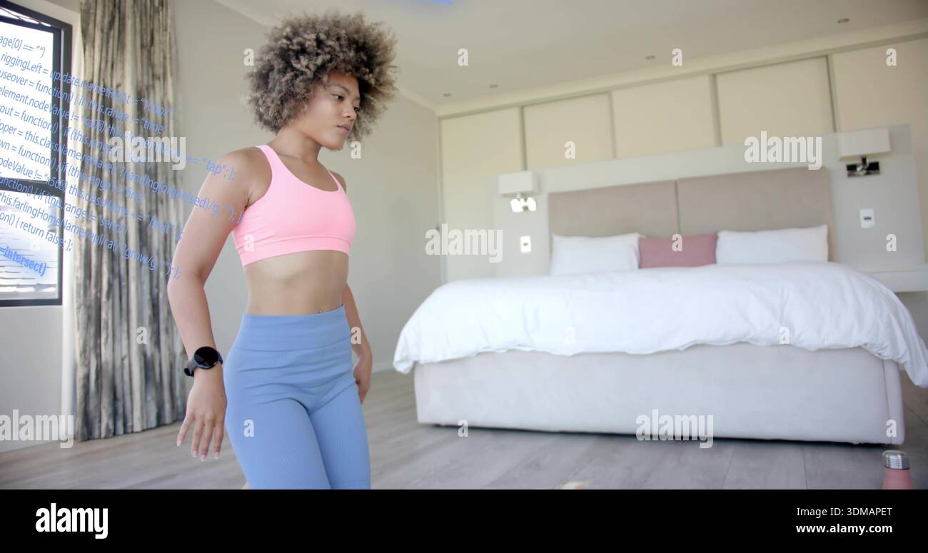Donna che si allunga con reggiseno sportivo rosa, leggings, camera da letto con smartwatch, bottiglia d'acqua, spazio copia Foto Stock