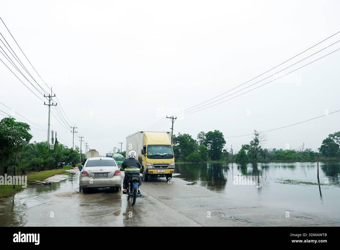 Riau, Indonesia - 22 marzo 2025: L'autostrada di Sumatra orientale a Pelalawan spesso inonda perché il fiume Kampar trabocca significativamente quando c'è Foto Stock