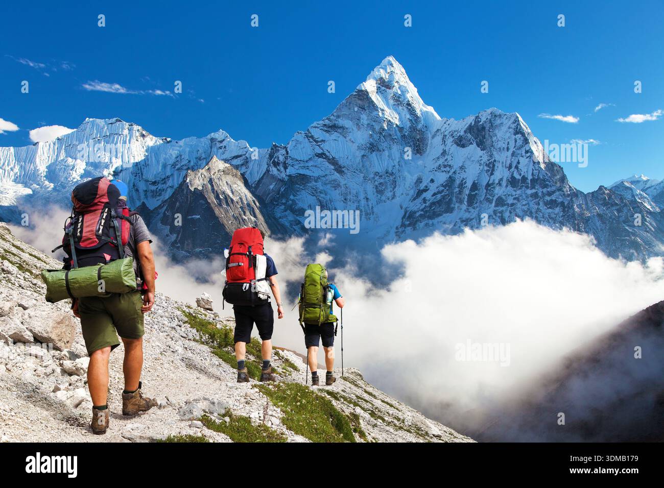 Monte ama Dablam con tre escursionisti, strada per il campo base del monte Everest, la montagna Nepal Himalaya Foto Stock