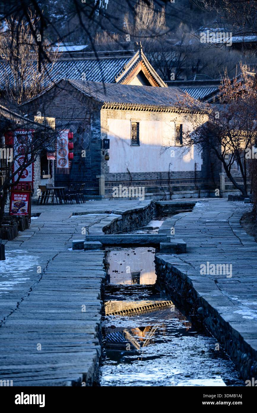 Architettura antica riflessa nel canale cittadino Foto Stock