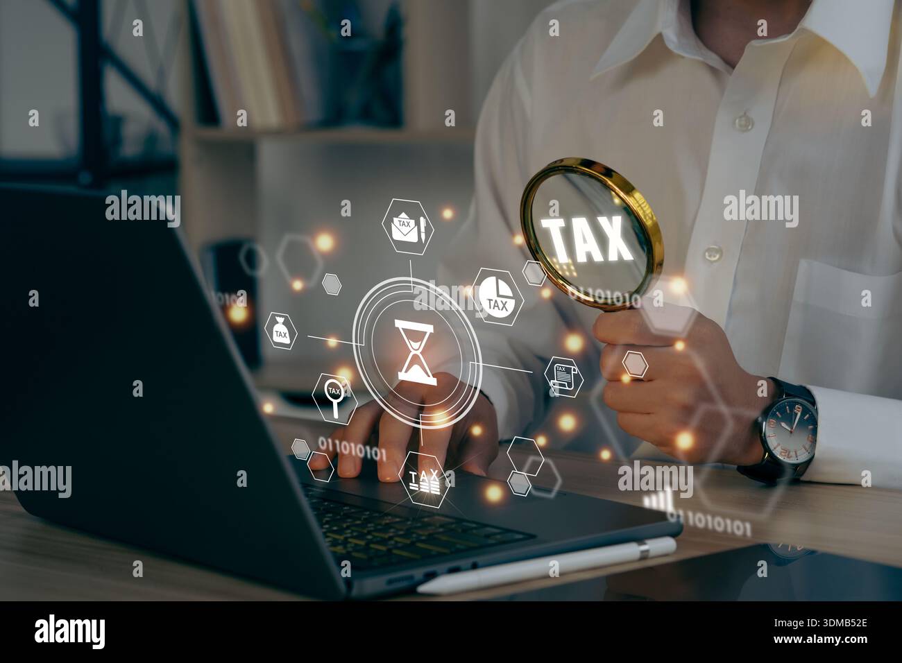 Un uomo d'affari sta raccogliendo un modulo di dichiarazione dei redditi individuale completo online per il pagamento delle imposte. Governo, tasse statali. Analisi dei dati, cartaceo Foto Stock
