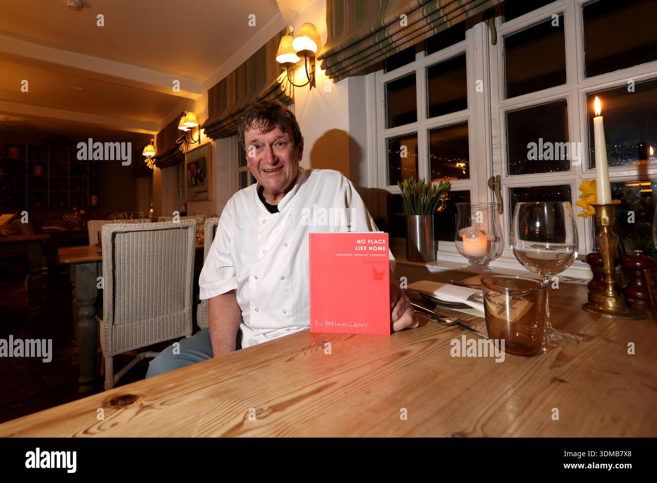 Lo chef professionista Rowley Leigh si trova in una residenza dello chef ospite presso il pub Horse & Groom di East Ashling, West Sussex, Regno Unito. Foto Stock