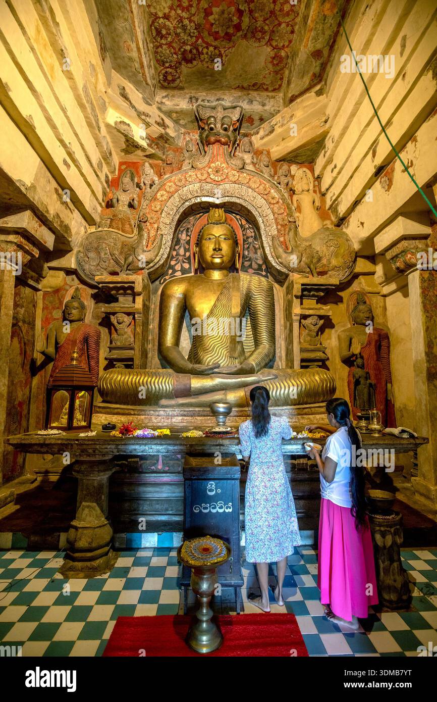 PILIMATHALAWA, SRI LANKA - 1 FEBBRAIO 2026 : i visitatori mettono offerte a Buddha nella casa delle immagini di Gadaladeniya Rajamaha Viharaya. Foto Stock