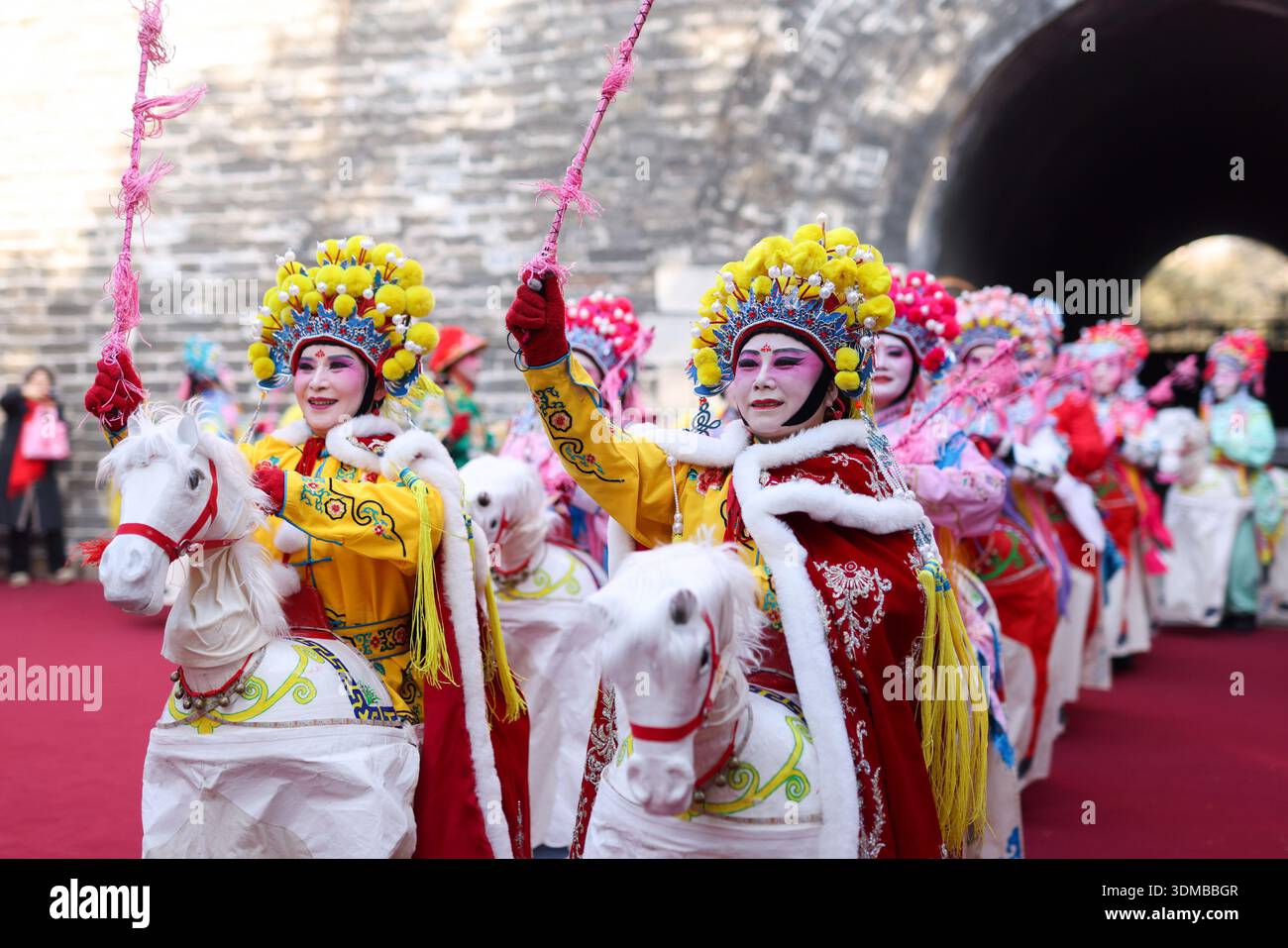 Pechino, Cina.4 febbraio 2026. Un tradizionale spettacolo di cavalli di bambù cinesi si tiene presso l'Osservatorio Antico di Pechino, il 4 febbraio 2026, che segna Lichun, o all'inizio della primavera, il primo dei 24 termini solari del calendario cinese che da migliaia di anni guida gli agricoltori e prevede il tempo. Credito: Jia Tianyong/China News Service/Alamy Live News Foto Stock