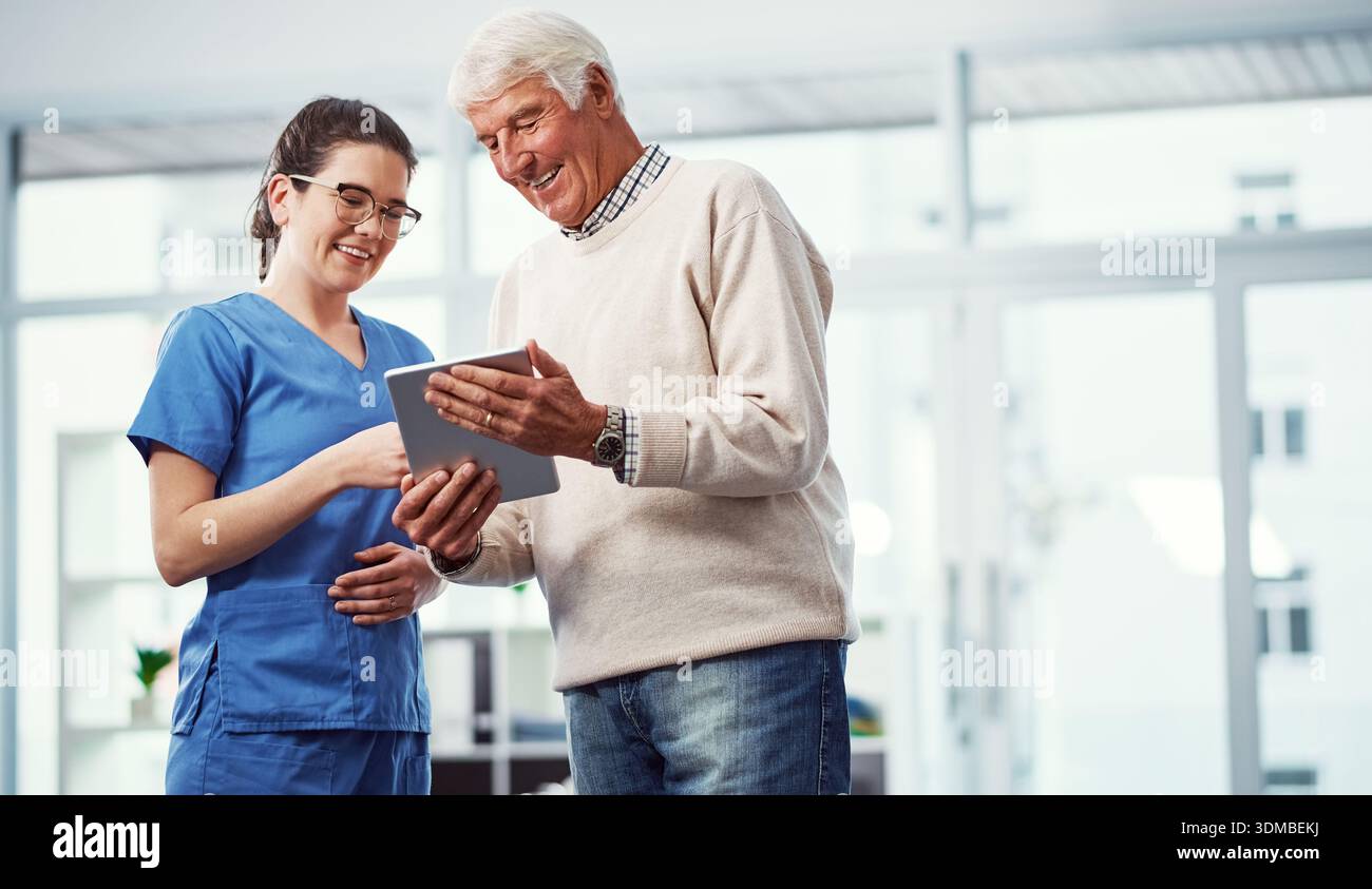 Infermiere, tablet e chiacchierare con il vecchio a casa per la struttura di routine, la pianificazione della demenza e la pensione. Lista di controllo per l'Alzheimer online, lettura e. Foto Stock