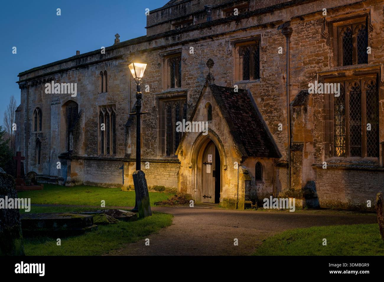 Chiesa di San Pietro e San Paolo al crepuscolo. Blockley, Cotswolds, Gloucestershire, Inghilterra Foto Stock