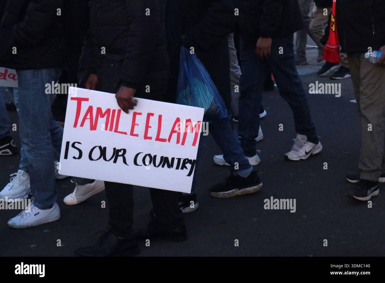 Londra Inghilterra Regno Unito 04 febbraio 2026 migliaia di Tamil britannici si sono riuniti a Londra per protestare contro il 78° giorno dell'indipendenza dello Sri Lanka. Questo è un giorno segnato dalla nazione Tamil come un "giorno nero". Gli Eelam Tamil hanno respinto la giornata per decenni, poiché continuano a essere negati diritti fondamentali Foto Stock