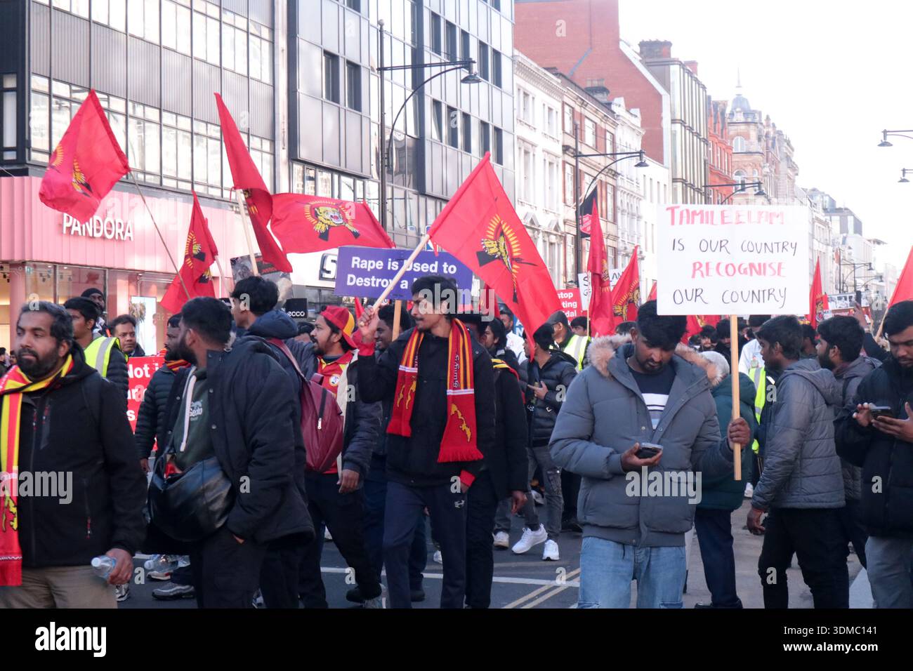 Londra Inghilterra Regno Unito 04 febbraio 2026 migliaia di Tamil britannici si sono riuniti a Londra per protestare contro il 78° giorno dell'indipendenza dello Sri Lanka. Questo è un giorno segnato dalla nazione Tamil come un "giorno nero". Gli Eelam Tamil hanno respinto la giornata per decenni, poiché continuano a essere negati diritti fondamentali Foto Stock