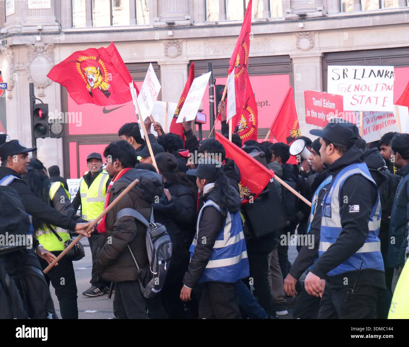 Londra Inghilterra Regno Unito 04 febbraio 2026 migliaia di Tamil britannici si sono riuniti a Londra per protestare contro il 78° giorno dell'indipendenza dello Sri Lanka. Questo è un giorno segnato dalla nazione Tamil come un "giorno nero". Gli Eelam Tamil hanno respinto la giornata per decenni, poiché continuano a essere negati diritti fondamentali Foto Stock